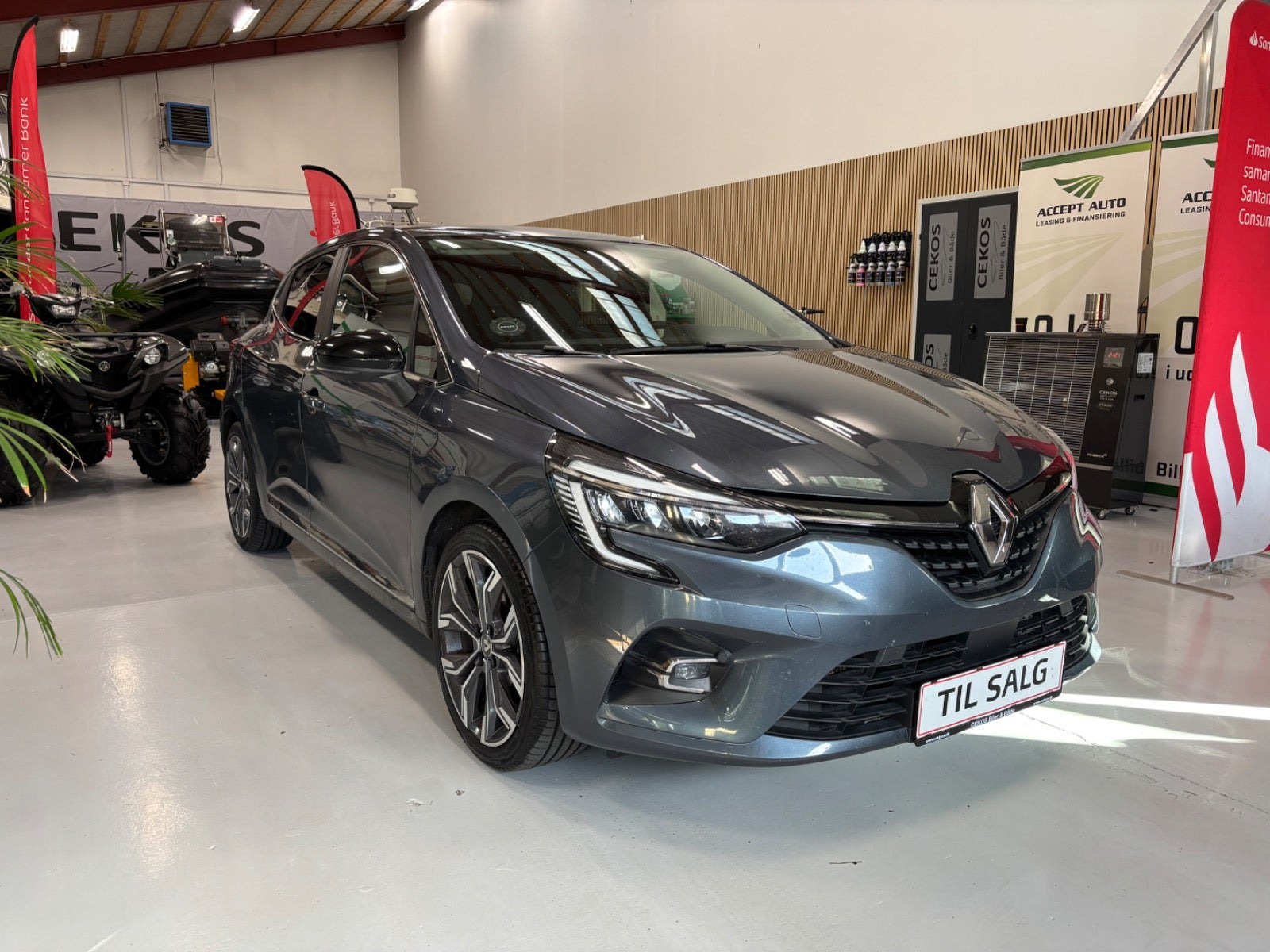 Grå Renault Clio V fra 2020