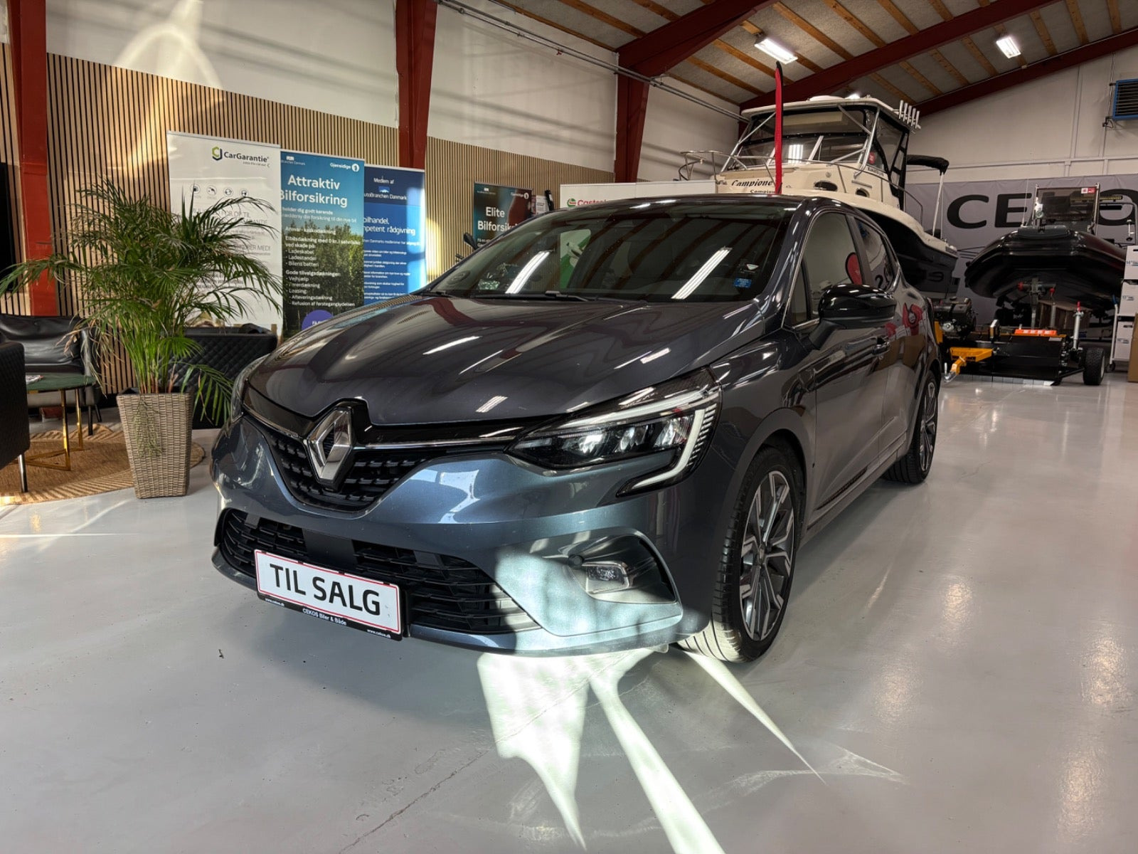 Grå Renault Clio V fra 2020