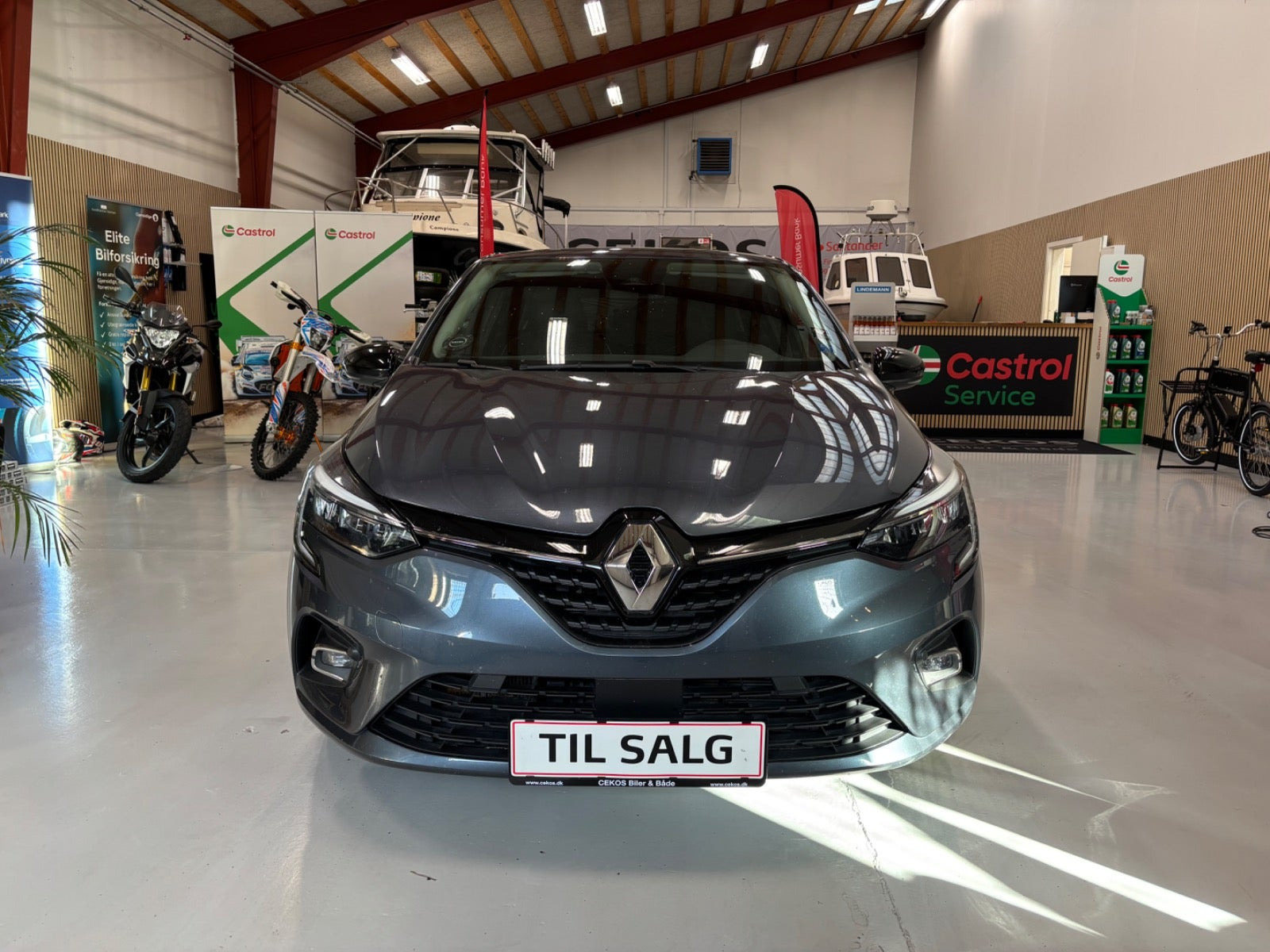 Grå Renault Clio V fra 2020