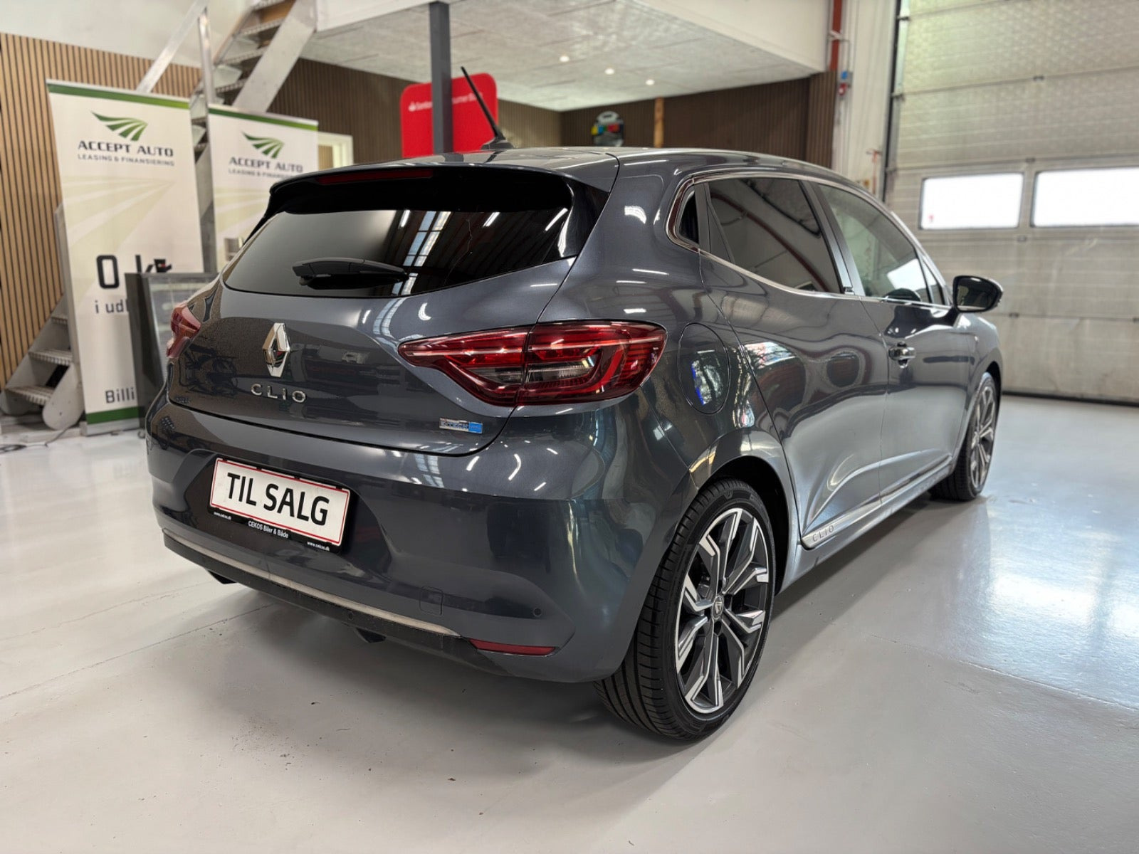 Grå Renault Clio V fra 2020