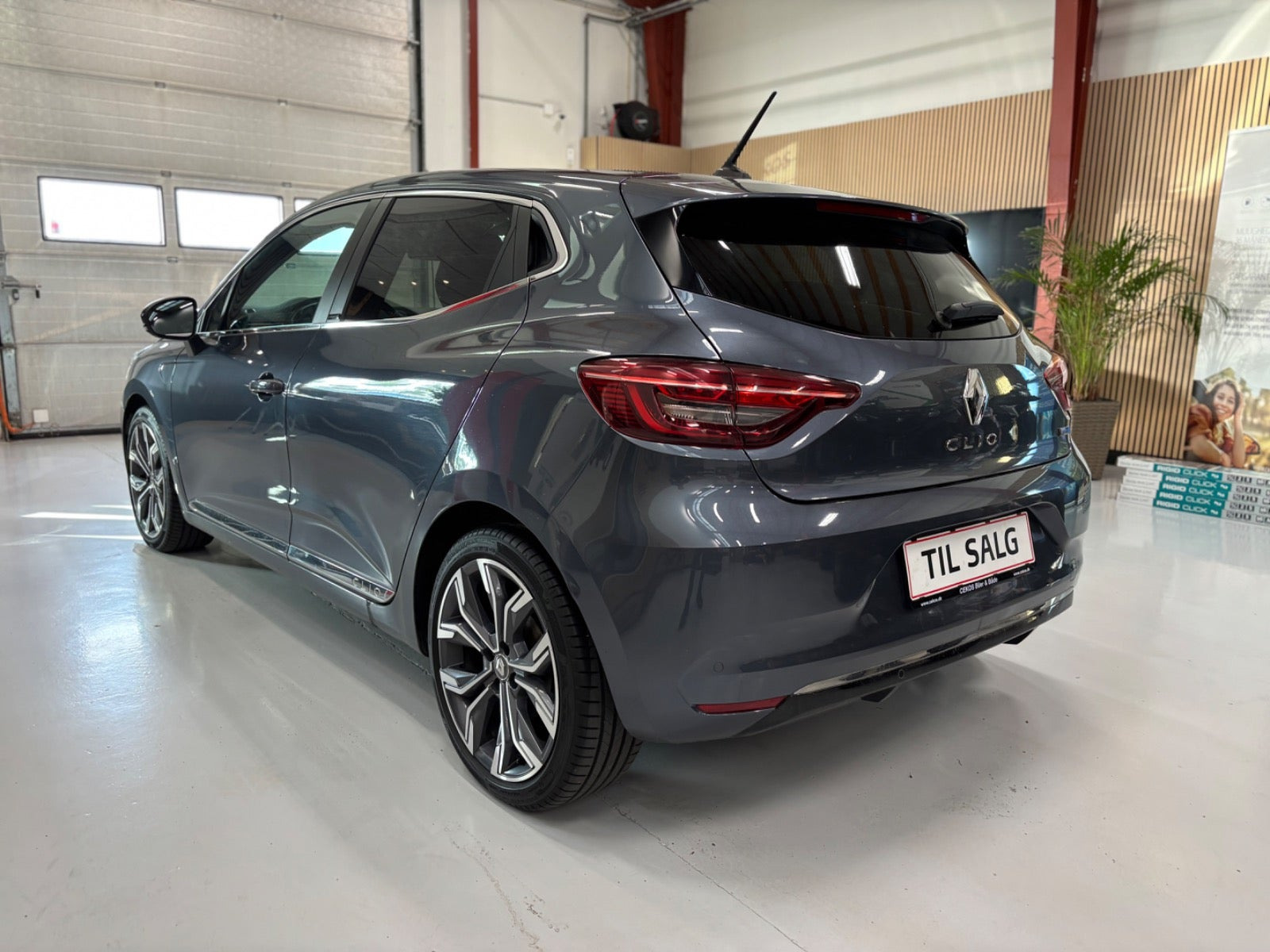 Grå Renault Clio V fra 2020