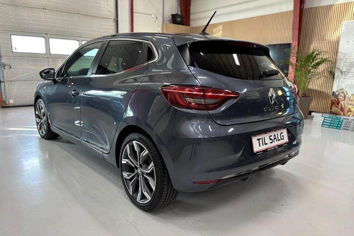 Grå Renault Clio V fra 2020