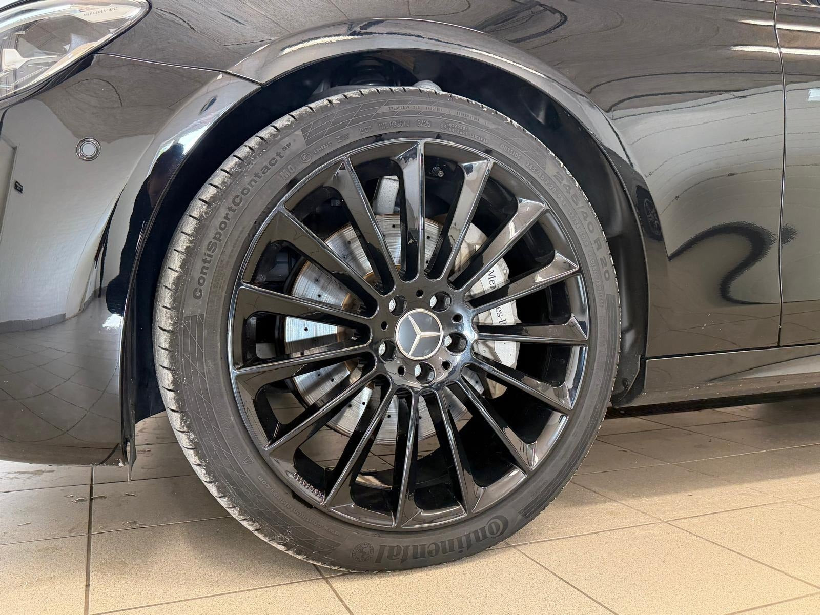 Sort Mercedes E300 de fra 2023