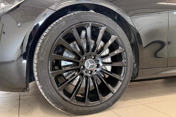 Sort Mercedes E300 de fra 2023