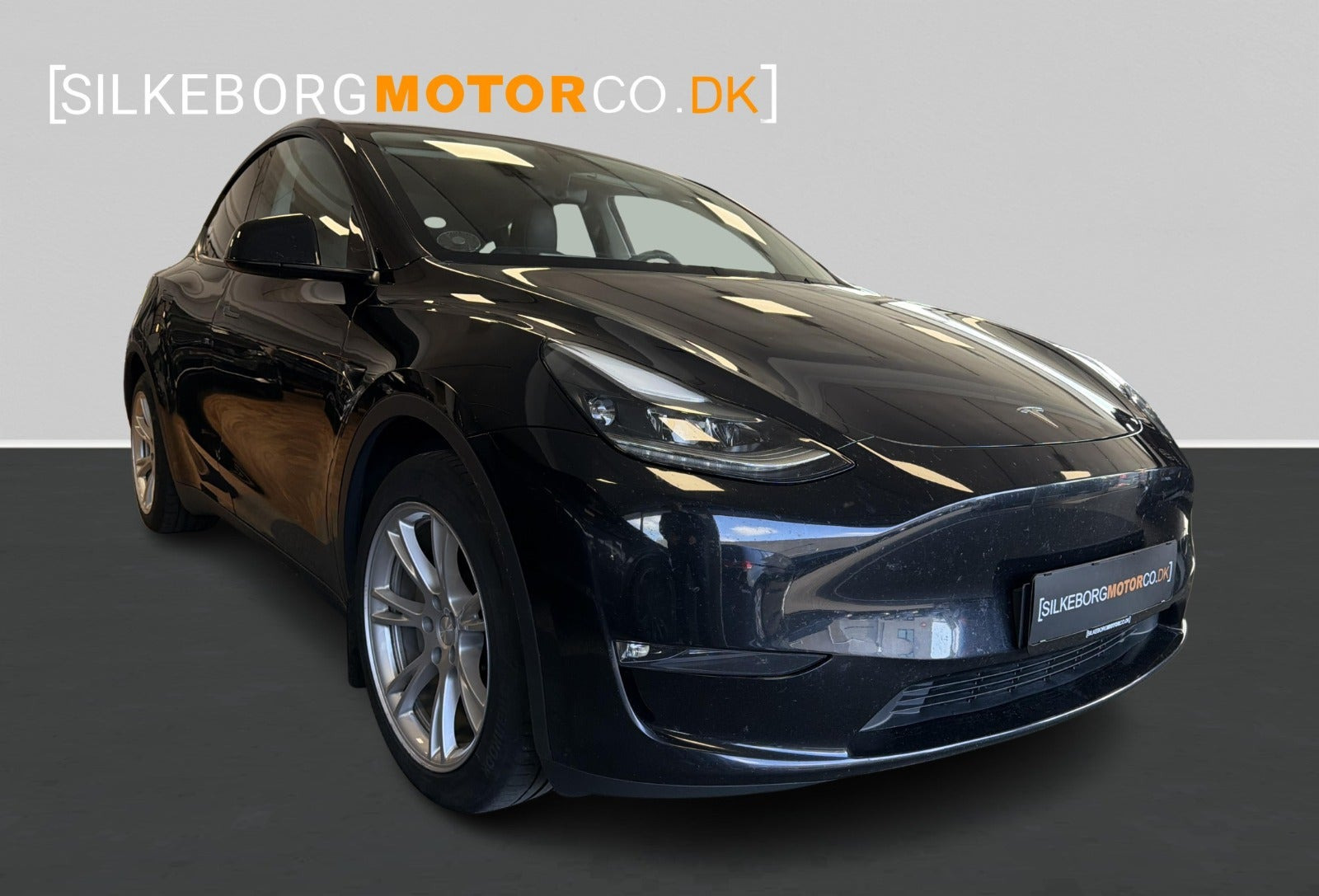 Sort Tesla Model Y fra 2024