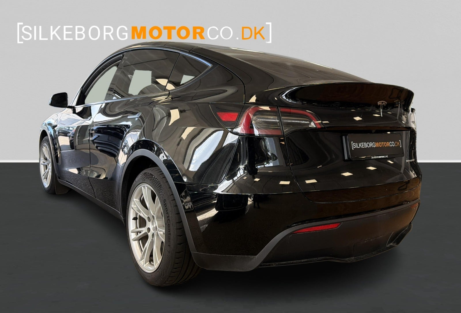 Sort Tesla Model Y fra 2024