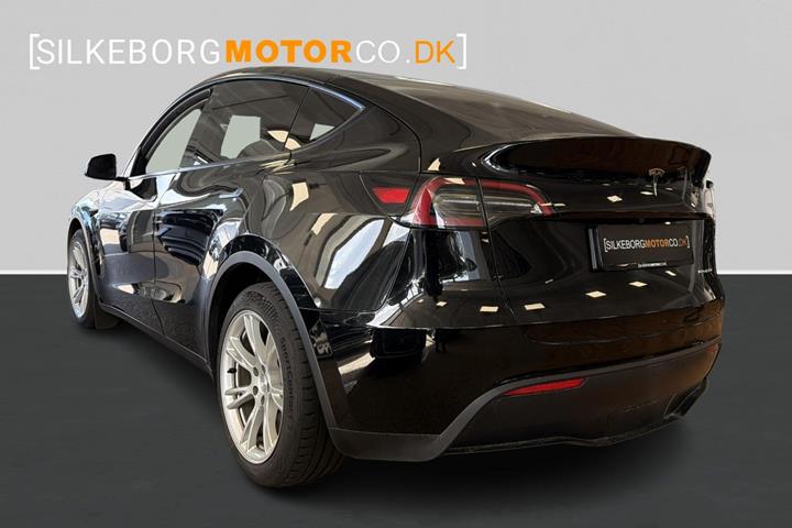 Sort Tesla Model Y fra 2024