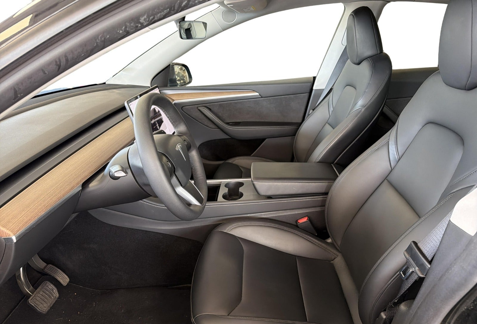 Sort Tesla Model Y fra 2024
