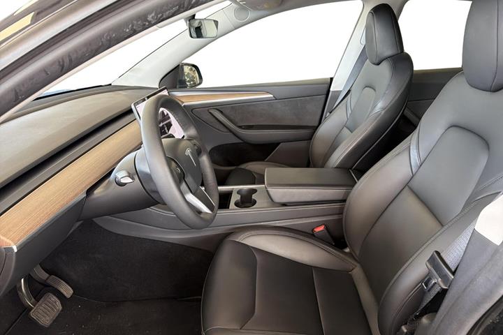 Sort Tesla Model Y fra 2024