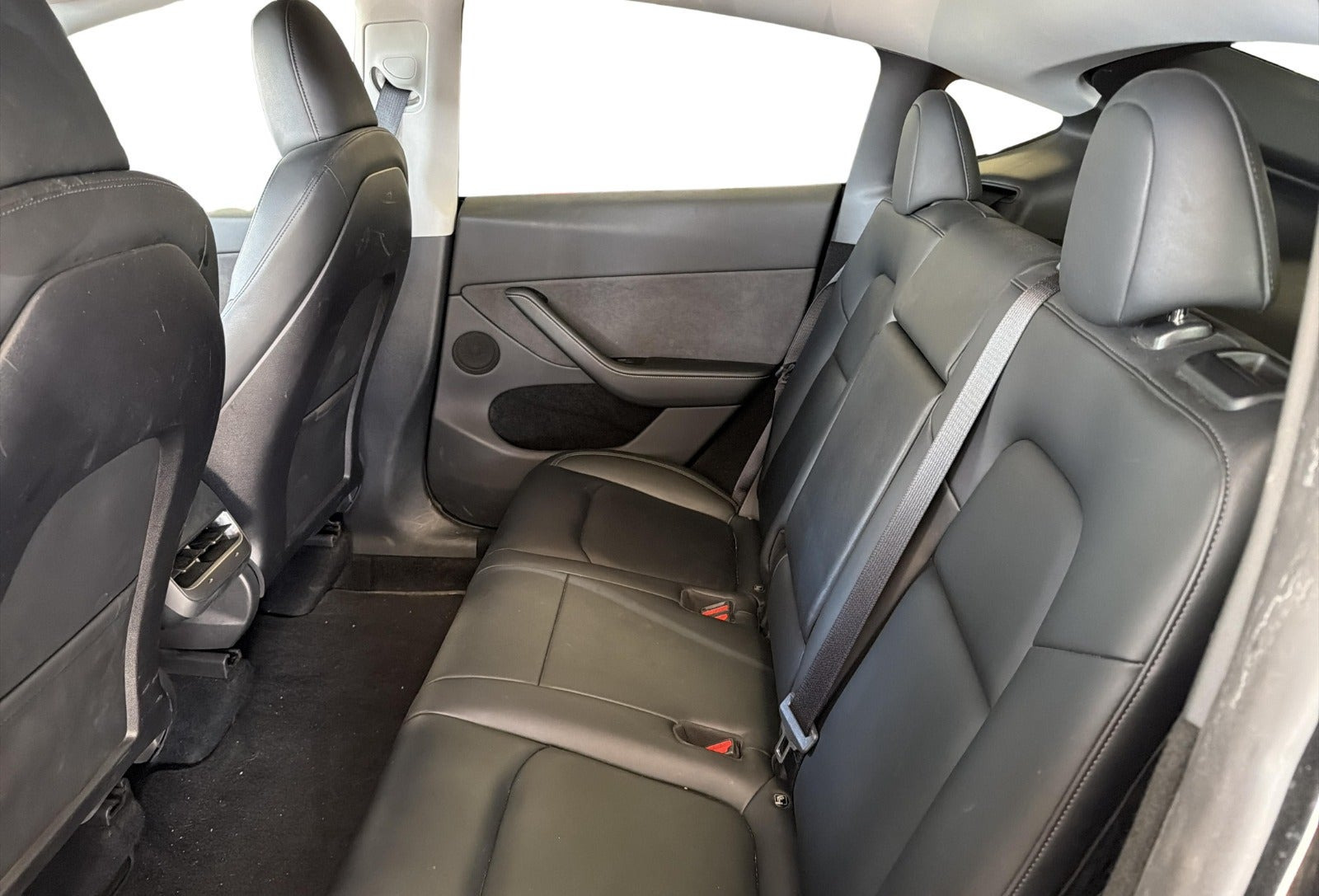 Sort Tesla Model Y fra 2024