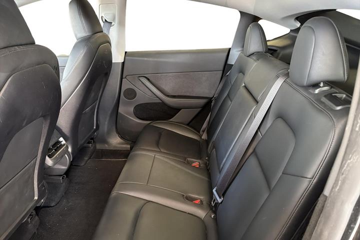 Sort Tesla Model Y fra 2024