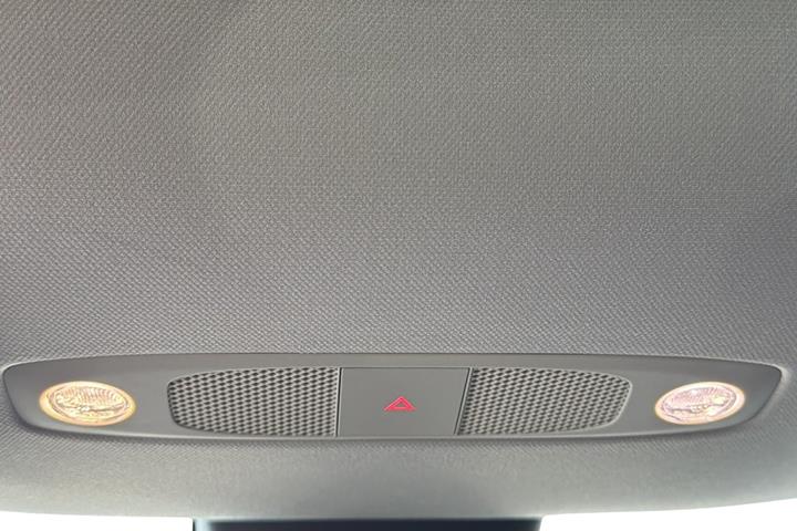 Sort Tesla Model Y fra 2024