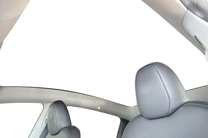 Sort Tesla Model Y fra 2024