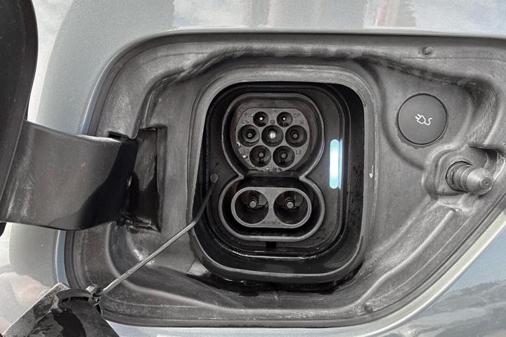 Grå Polestar 2 fra 2023