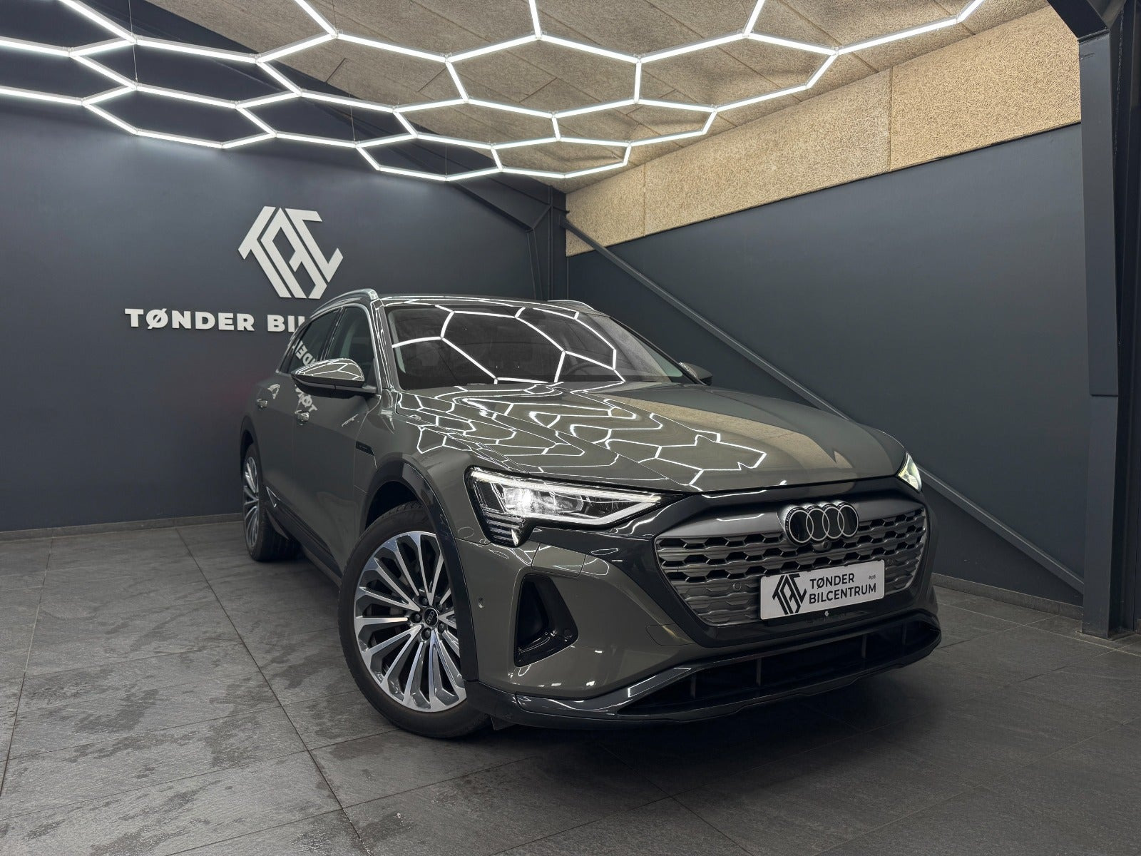 Grå Audi Q8 e-tron fra 2024