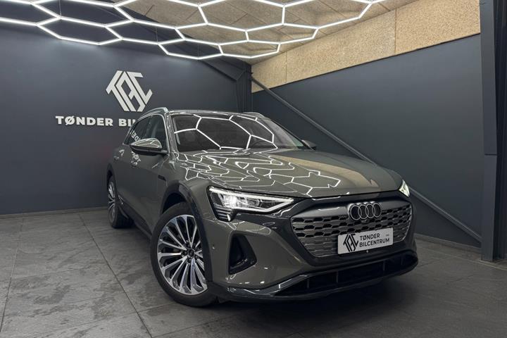 Grå Audi Q8 e-tron fra 2024