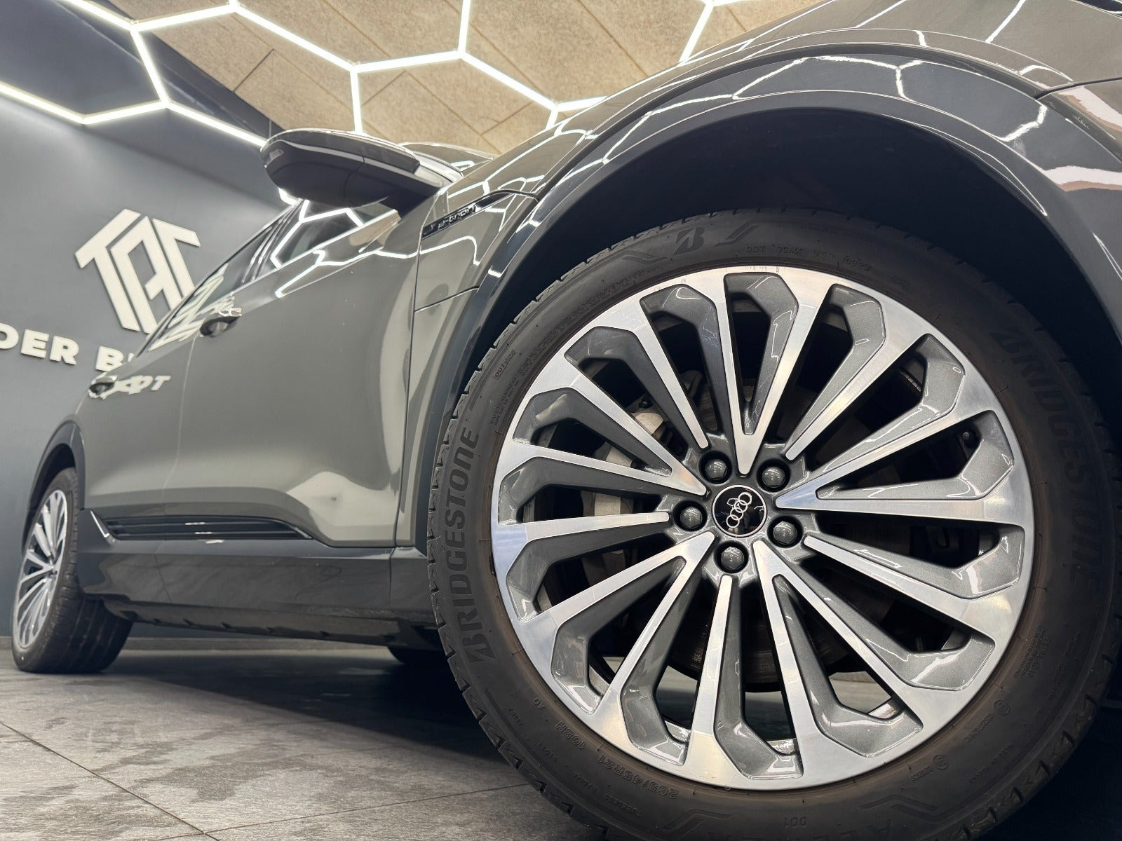 Grå Audi Q8 e-tron fra 2024
