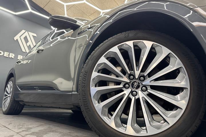 Grå Audi Q8 e-tron fra 2024