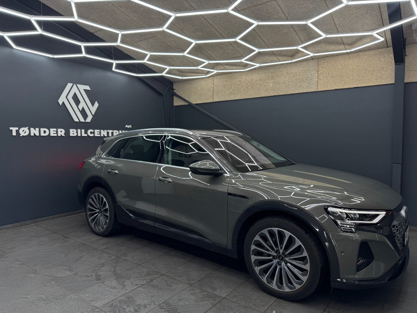 Grå Audi Q8 e-tron fra 2024