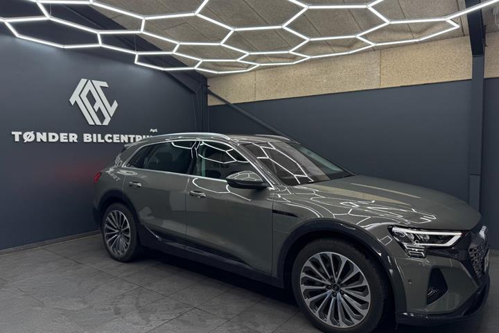 Grå Audi Q8 e-tron fra 2024