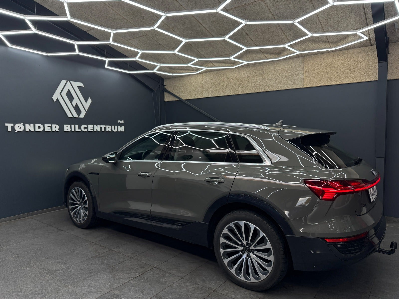 Grå Audi Q8 e-tron fra 2024