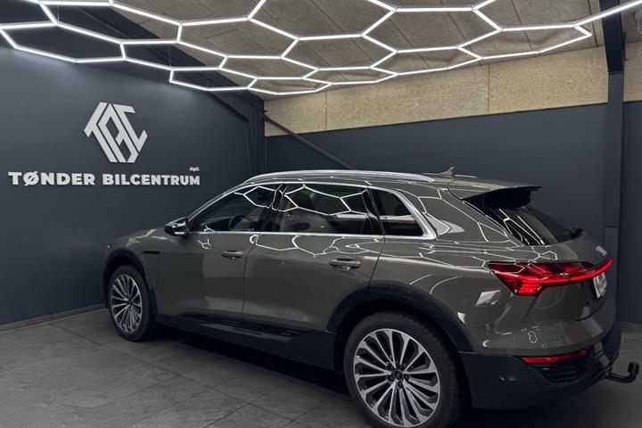 Grå Audi Q8 e-tron fra 2024