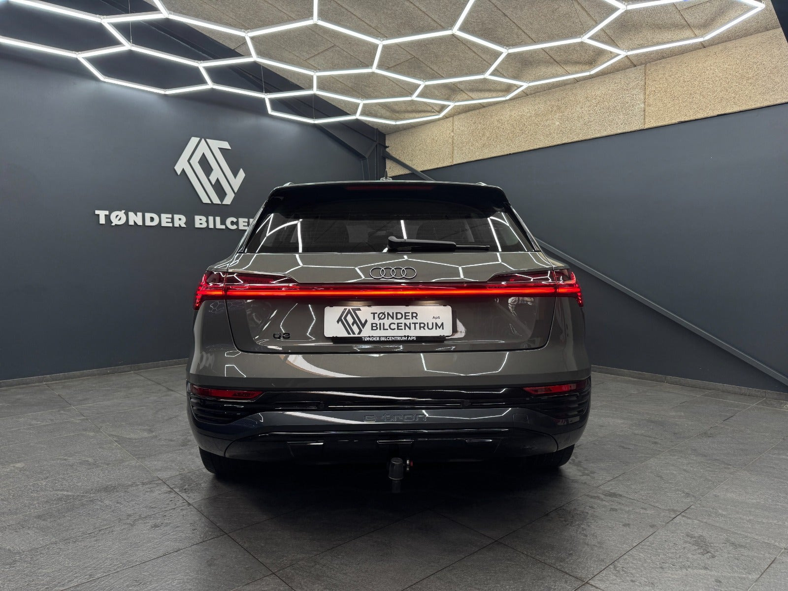 Grå Audi Q8 e-tron fra 2024