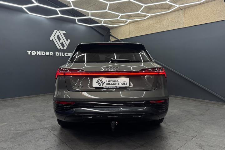 Grå Audi Q8 e-tron fra 2024