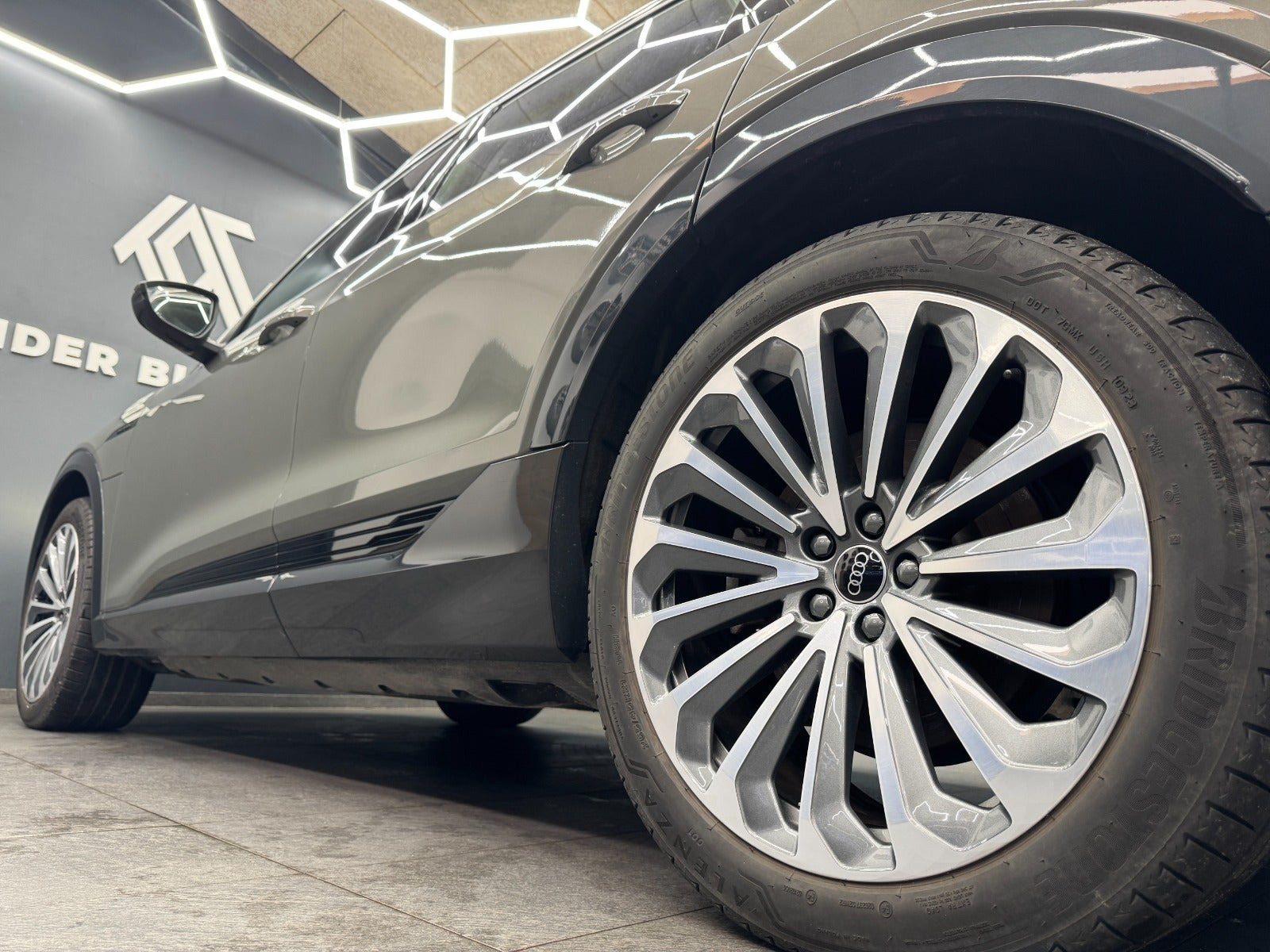 Grå Audi Q8 e-tron fra 2024