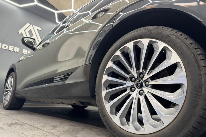 Grå Audi Q8 e-tron fra 2024
