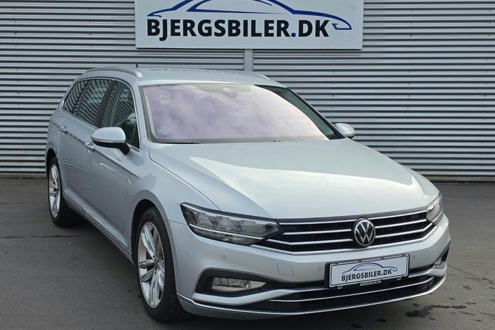 Sølv VW Passat fra 2023 set udefra