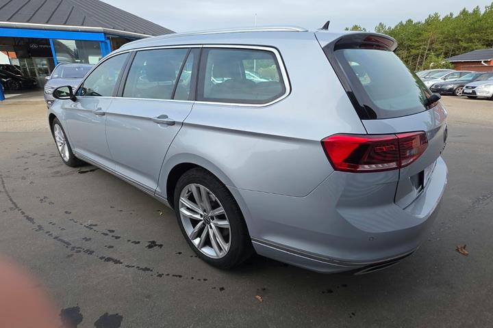 Sølv VW Passat fra 2023