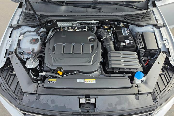 Sølv VW Passat fra 2023