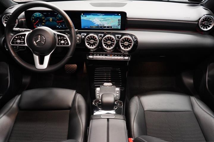 Grå Mercedes A180 fra 2022