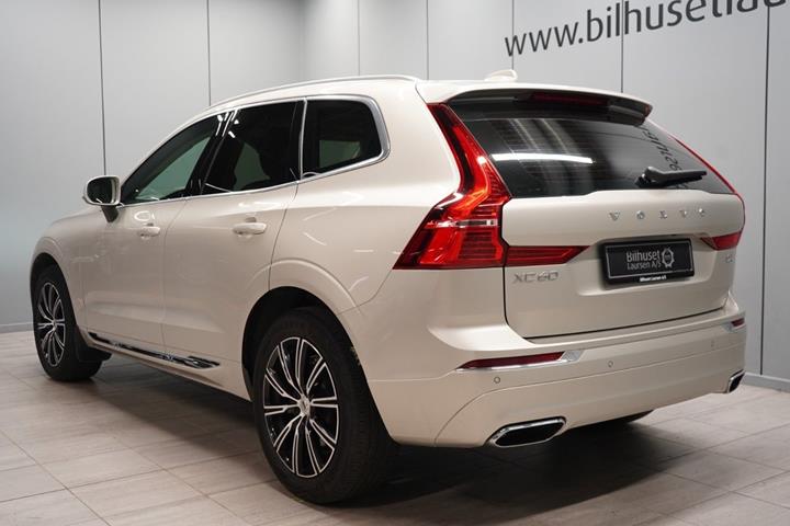 Beige Volvo XC60 fra 2021