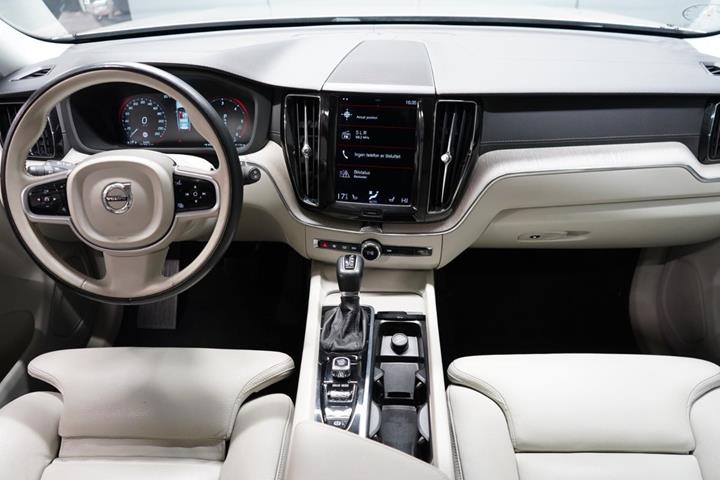 Beige Volvo XC60 fra 2021