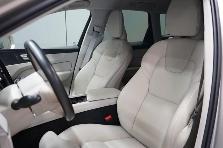 Beige Volvo XC60 fra 2021