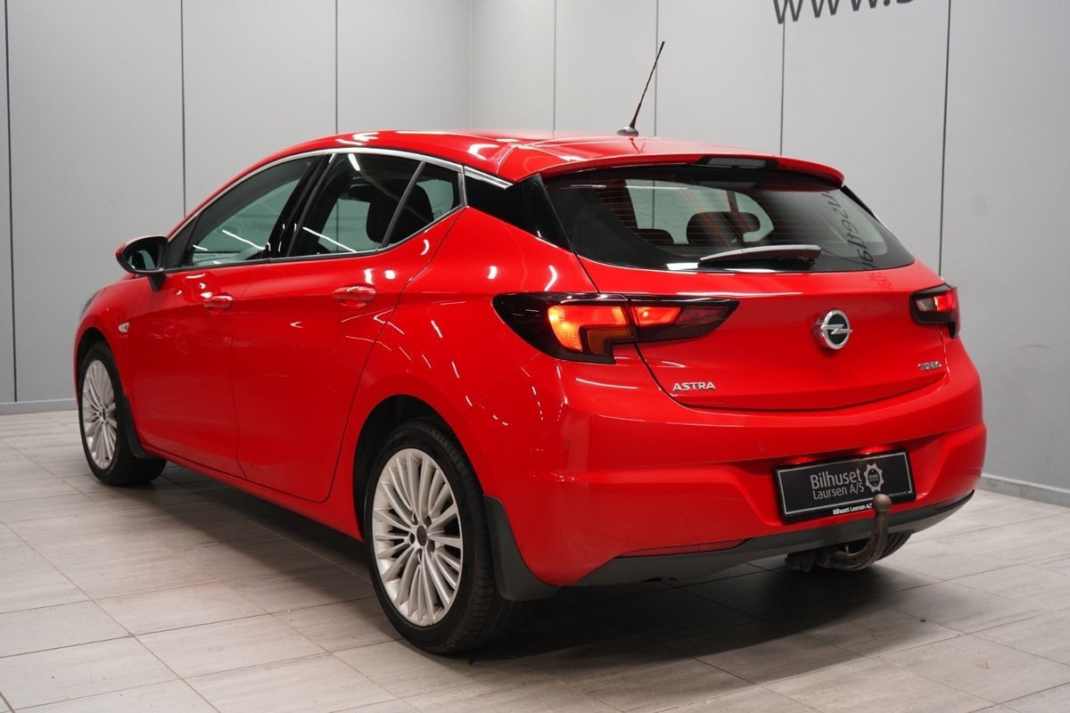 Rød Opel Astra fra 2016