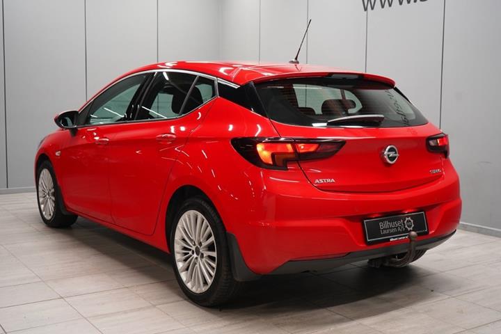 Rød Opel Astra fra 2016