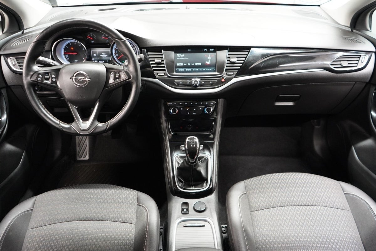 Rød Opel Astra fra 2016
