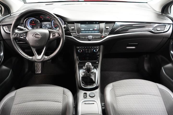 Rød Opel Astra fra 2016