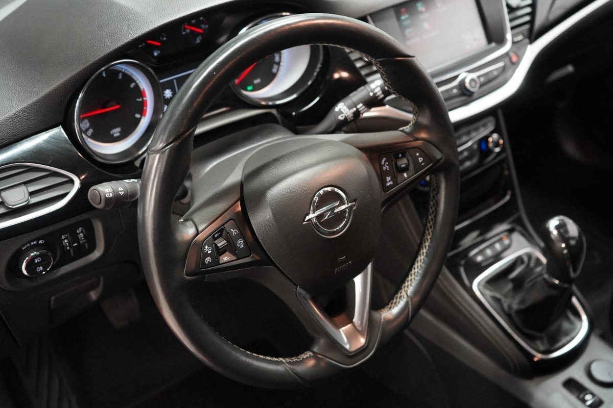 Rød Opel Astra fra 2016