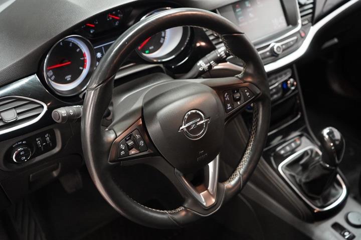 Rød Opel Astra fra 2016