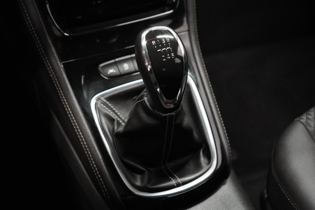 Rød Opel Astra fra 2016