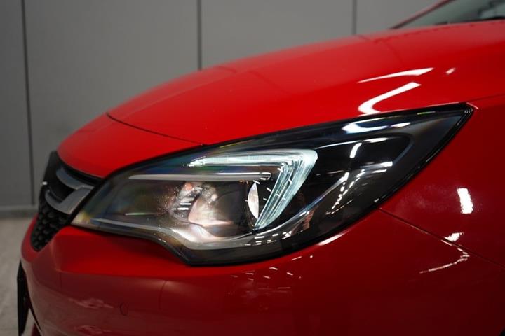 Rød Opel Astra fra 2016