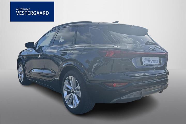 Grå Audi Q6 e-tron fra 2025
