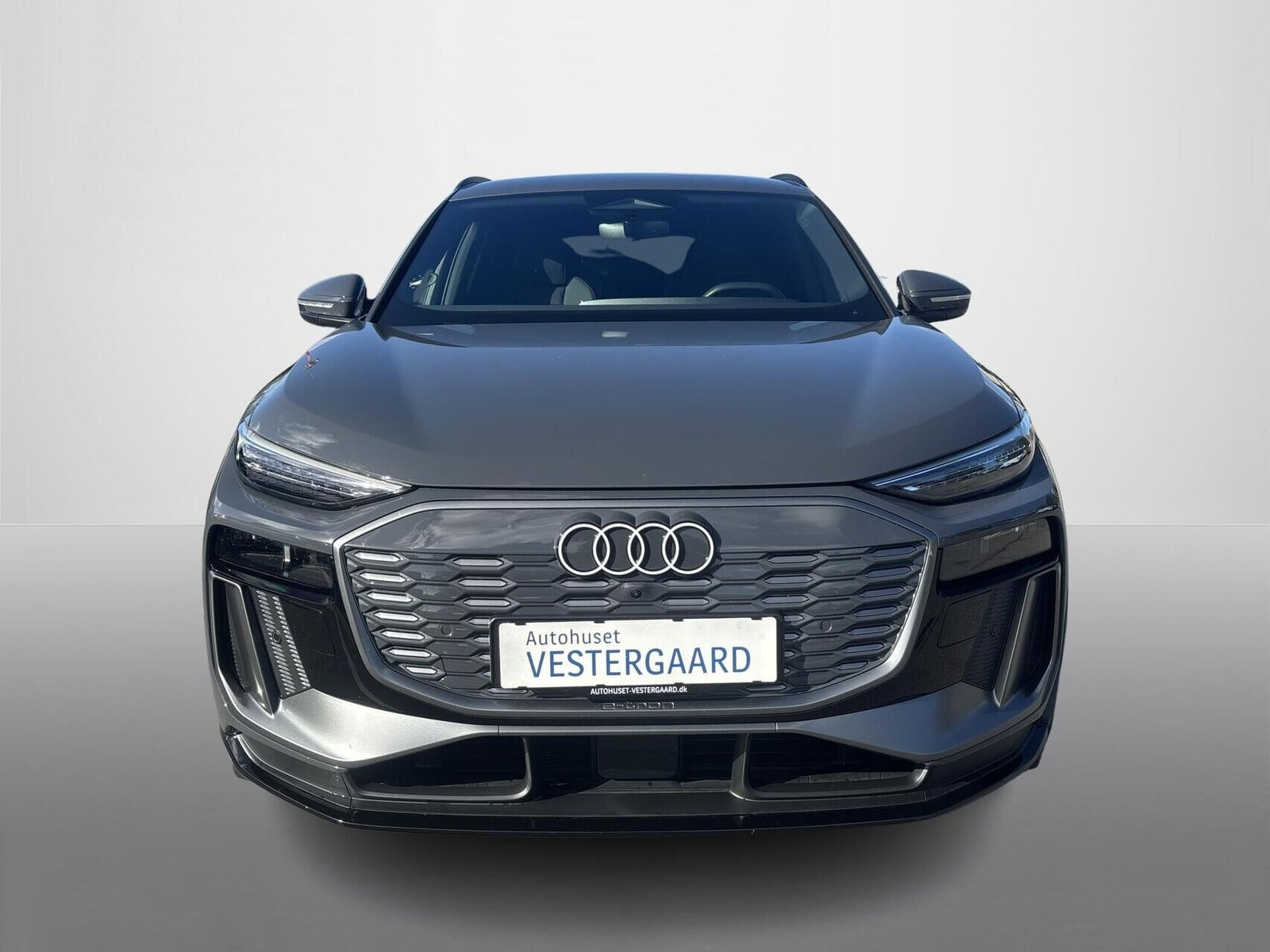Grå Audi Q6 e-tron fra 2025