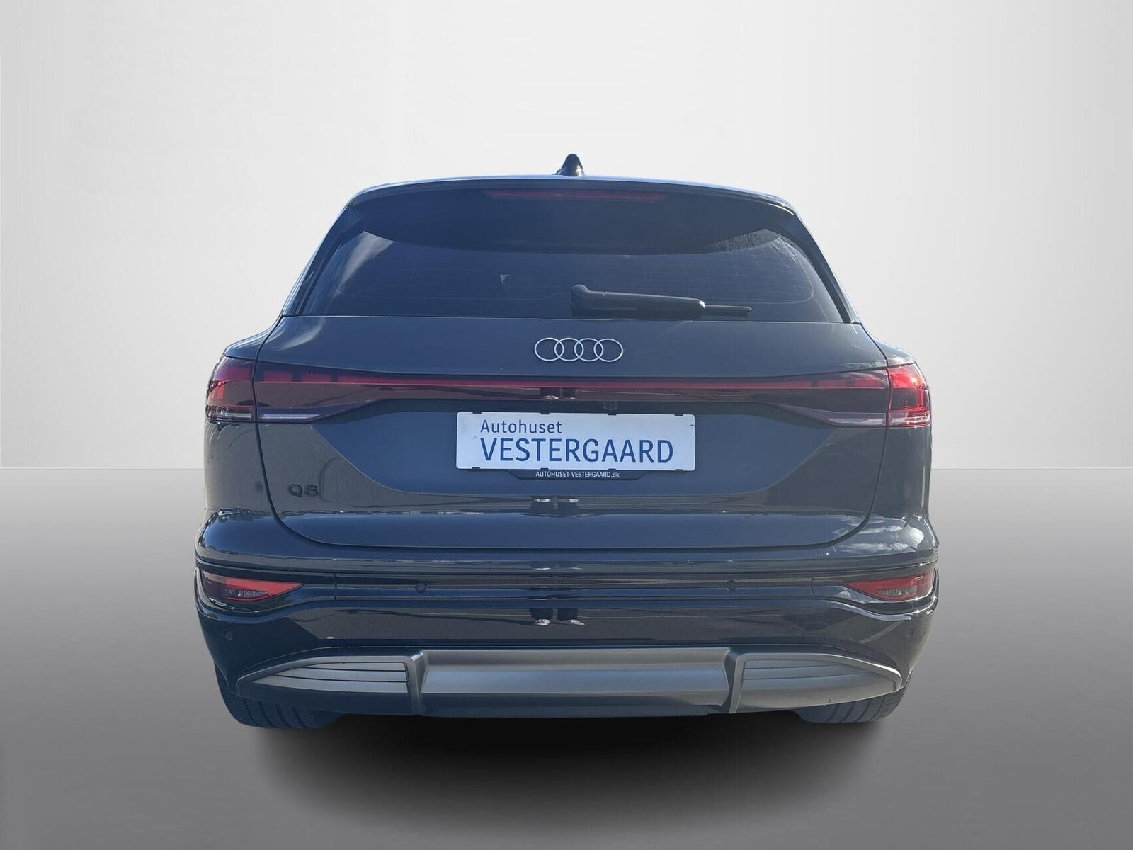 Grå Audi Q6 e-tron fra 2025