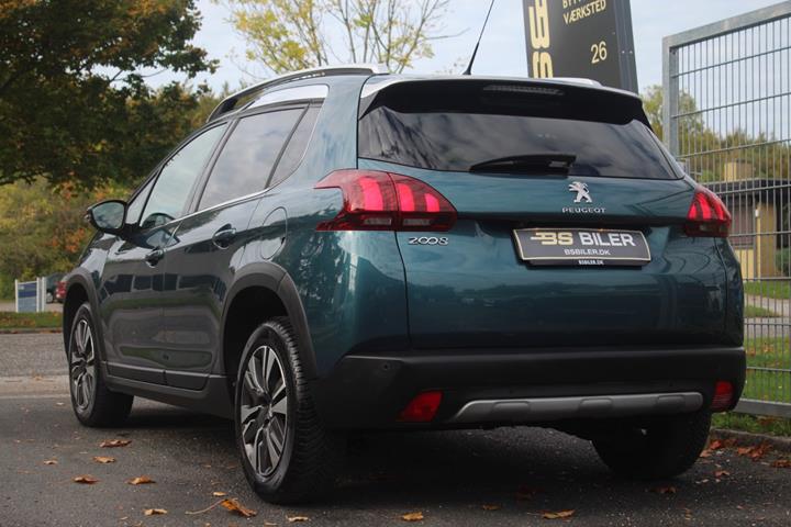 Turquoise Peugeot 2008 fra 2018