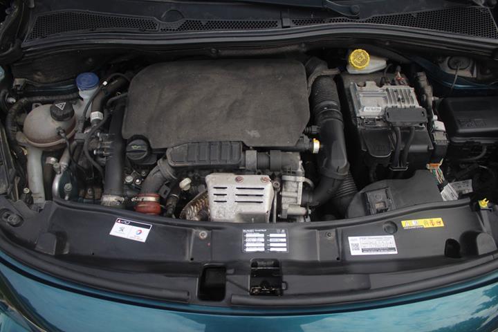 Turquoise Peugeot 2008 fra 2018